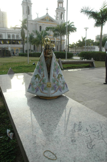 
        
            Romeiros em frente à Basílica
        
    