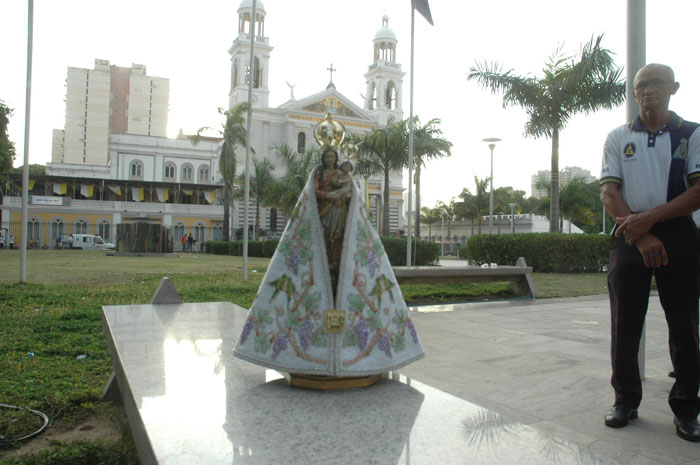 
        
            Romeiros em frente à Basílica
        
    