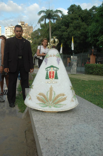 
        
            Romeiros em frente à Basílica
        
    