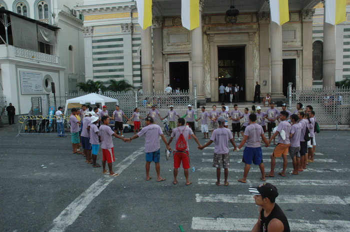 
        
            Romeiros em frente à Basílica
        
    