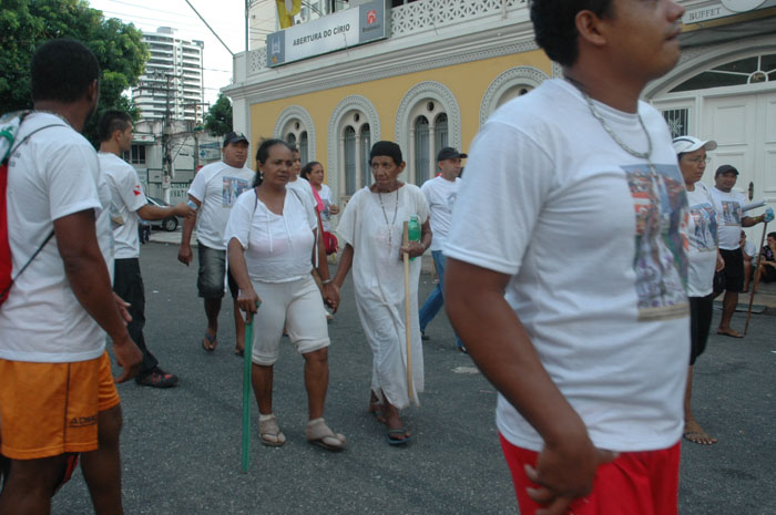 
        
            Romeiros em frente à Basílica
        
    
