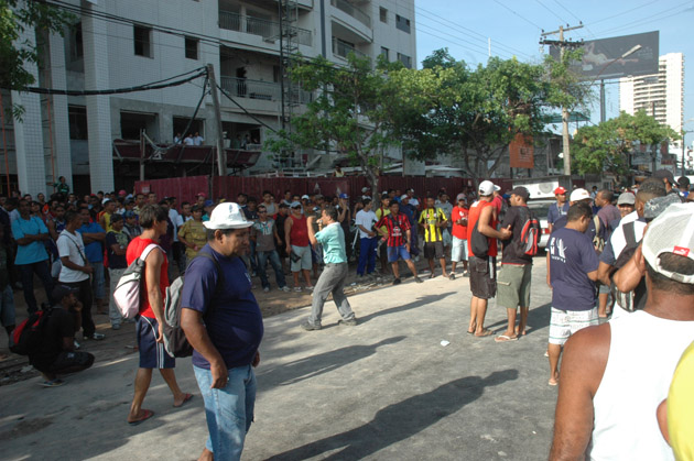 
        
            Protesto de operários fecha Conselheiro
        
    