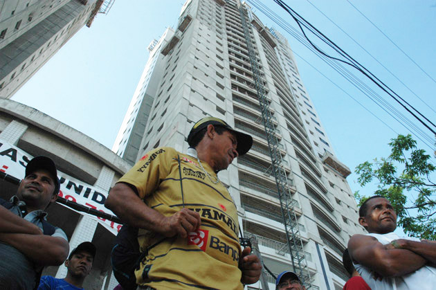 
        
            Protesto de operários fecha Conselheiro
        
    