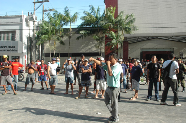 
        
            Protesto de operários fecha Conselheiro
        
    