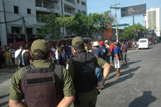 
        
            Protesto de operários fecha Conselheiro
        
    