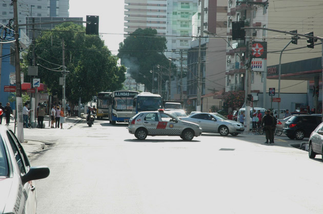 
        
            Protesto de operários fecha Conselheiro
        
    
