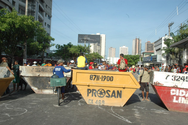 
        
            Protesto de operários fecha Conselheiro
        
    