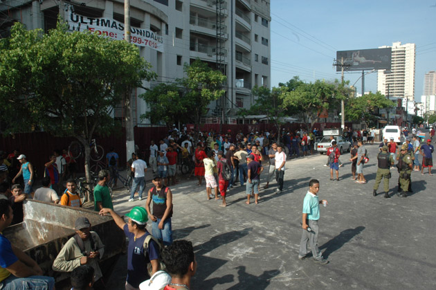 
        
            Protesto de operários fecha Conselheiro
        
    