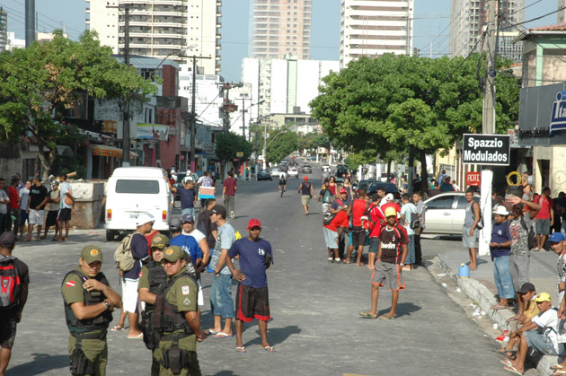 
        
            Protesto de operários fecha Conselheiro
        
    
