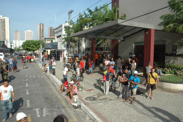 
        
            Protesto de operários fecha Conselheiro
        
    