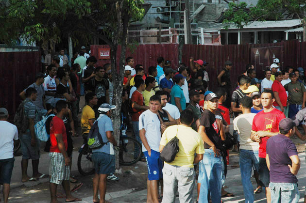 
        
            Protesto de operários fecha Conselheiro
        
    