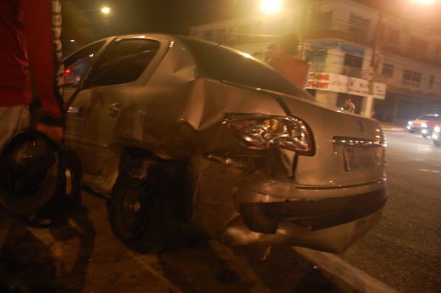
        
            Carros se chocam no cruzamento entre Duque e Lomas
        
    
