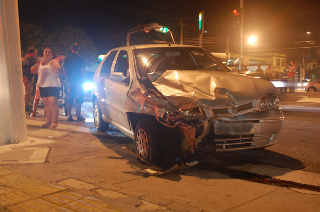 
        
            Carros se chocam no cruzamento entre Duque e Lomas
        
    