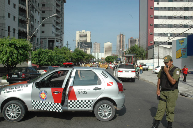 
        
            Protesto de operários fecha Conselheiro
        
    