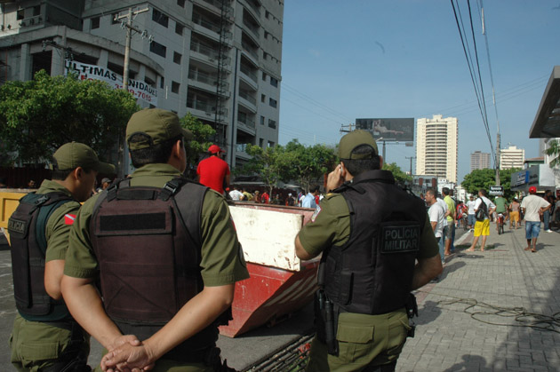 
        
            Protesto de operários fecha Conselheiro
        
    