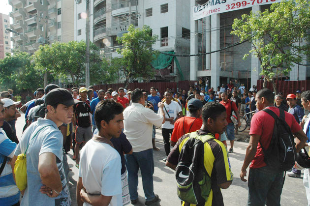 
        
            Protesto de operários fecha Conselheiro
        
    