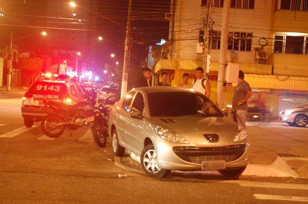 
        
            Carros se chocam no cruzamento entre Duque e Lomas
        
    