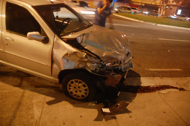 
        
            Carros se chocam no cruzamento entre Duque e Lomas
        
    