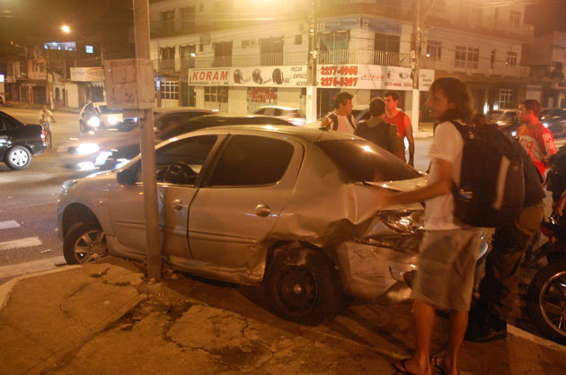 
        
            Carros se chocam no cruzamento entre Duque e Lomas
        
    