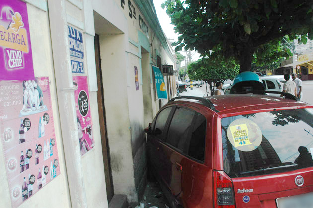 
        
            Carros colidem em cruzamento da Dom Romualdo 
        
    