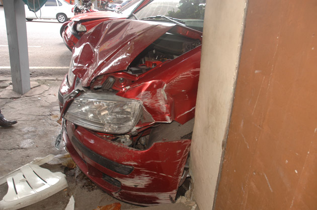 
        
            Carros colidem em cruzamento da Dom Romualdo 
        
    