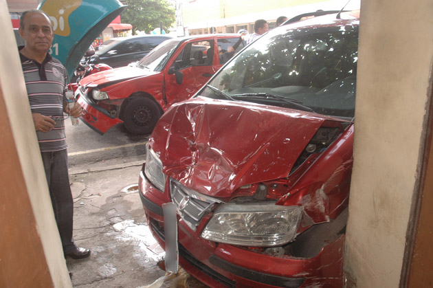 
        
            Carros colidem em cruzamento da Dom Romualdo 
        
    