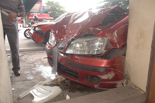 
        
            Carros colidem em cruzamento da Dom Romualdo 
        
    