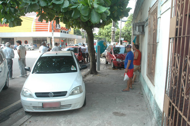 
        
            Carros colidem em cruzamento da Dom Romualdo 
        
    