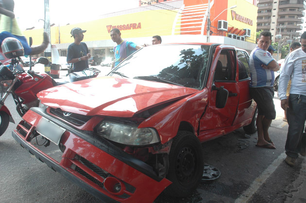 
        
            Carros colidem em cruzamento da Dom Romualdo 
        
    