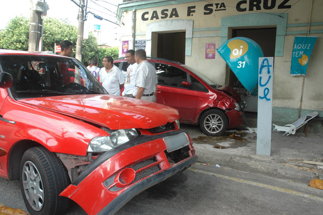 
        
            Carros colidem em cruzamento da Dom Romualdo 
        
    