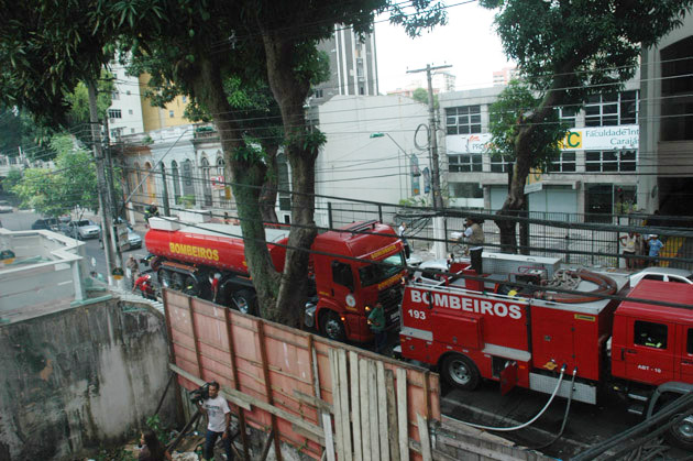 
        
            Casarão pega fogo no bairro de Nazaré
        
    