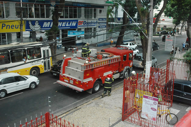
        
            Casarão pega fogo no bairro de Nazaré
        
    