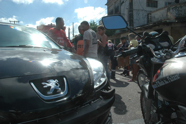 
        
            Acidente envolve carro e moto no Telégrafo
        
    
