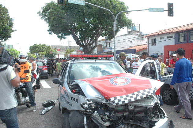 
        
            Viatura avança sinal e provoca batida na Pedreira
        
    