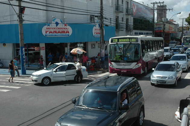 
        
            Ônibus atinge táxi e provoca novo acidente
        
    
