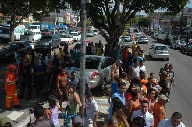 
        
            Ônibus atinge táxi e provoca novo acidente
        
    