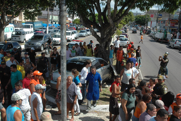 
        
            Ônibus atinge táxi e provoca novo acidente
        
    