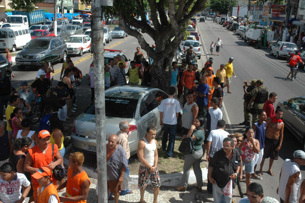 
        
            Ônibus atinge táxi e provoca novo acidente
        
    