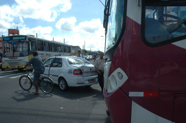 
        
            Ônibus atinge táxi e provoca novo acidente
        
    