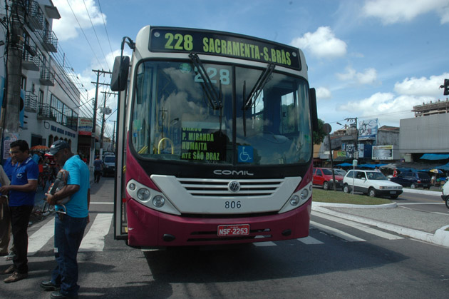 
        
            Ônibus atinge táxi e provoca novo acidente
        
    