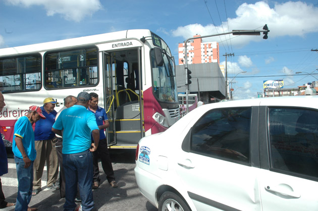 
        
            Ônibus atinge táxi e provoca novo acidente
        
    