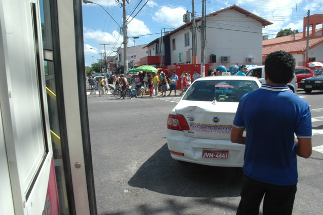 
        
            Ônibus atinge táxi e provoca novo acidente
        
    