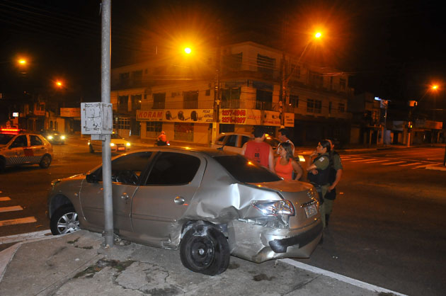 
        
            Carros se chocam no cruzamento entre Duque e Lomas
        
    