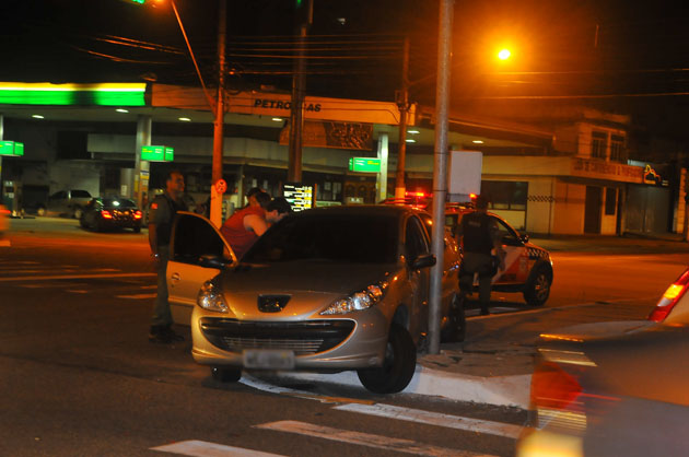 
        
            Carros se chocam no cruzamento entre Duque e Lomas
        
    