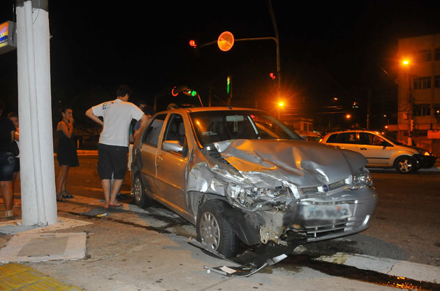 
        
            Carros se chocam no cruzamento entre Duque e Lomas
        
    