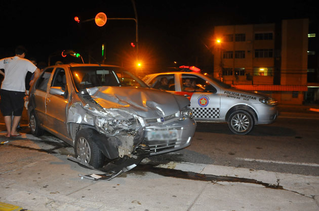 
        
            Carros se chocam no cruzamento entre Duque e Lomas
        
    