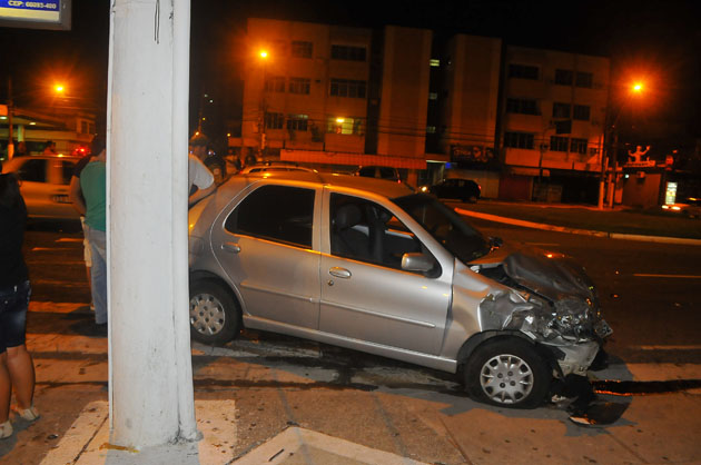 
        
            Carros se chocam no cruzamento entre Duque e Lomas
        
    