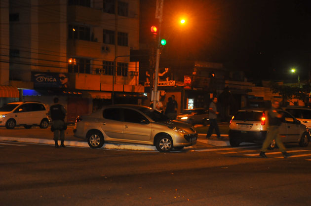 
        
            Carros se chocam no cruzamento entre Duque e Lomas
        
    