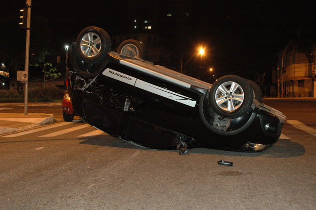 
        
            Carro capota após colisão na Pedreira
        
    