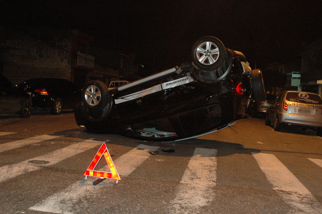 
        
            Carro capota após colisão na Pedreira
        
    
